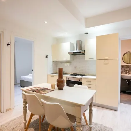 Апартаменты Amedeo House